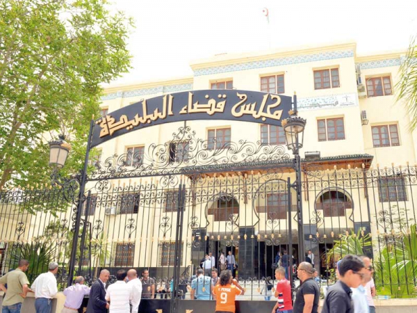 القاضي والنائب العام يسألان المتهمين عن سبب احتفاظهم بسيارات الخدمة