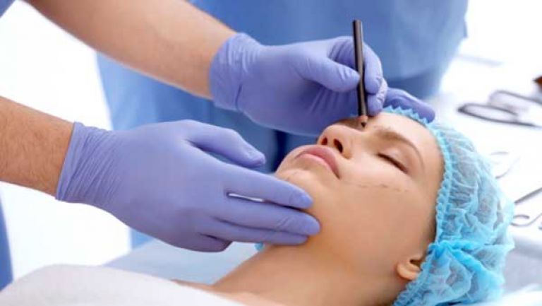 إقبال كبير على عيادات طب التجميل