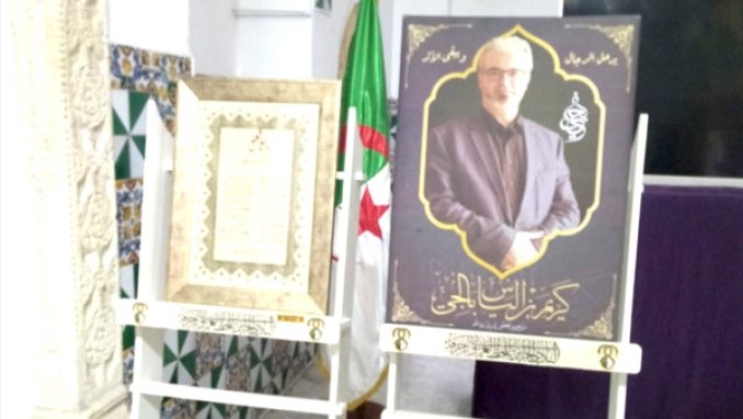 لوحات تترجم براعة فنان عشق الخط العربي