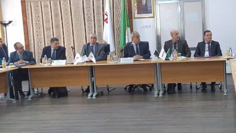 مرافقة المجمّعات العمومية لجعل 2024 سنة صناعية بامتياز