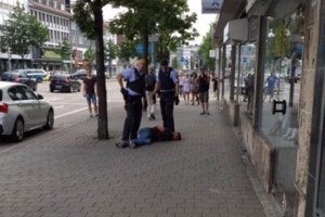 مقتل شخص وإصابة اثنين في هجوم بساطور