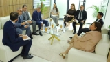 وزيرة التكوين والتعليم المهنيين، نسيمة أرحاب - الرئيس المدير العام لشركة "فيات الجزائر"، راوي الباجي