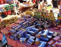 بيض وأجبان تباع تحت حرارة الشمس