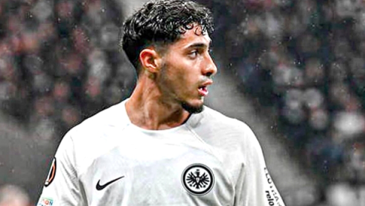 مدرب أينتراخت فرانكفورت يشيد بشايبي