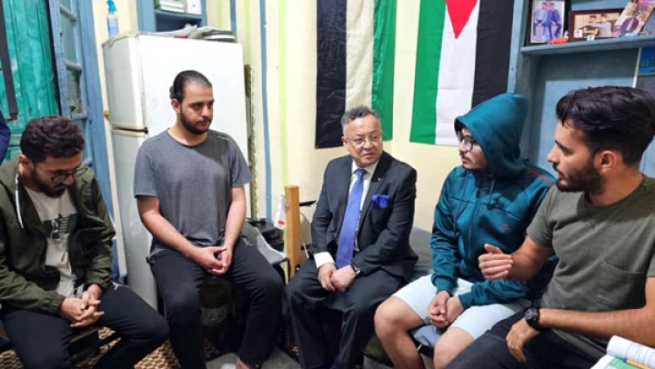 بداري يزور الطلبة الفلسطينيين