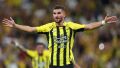 لاعب المنتخب الجزائري حسام عوار