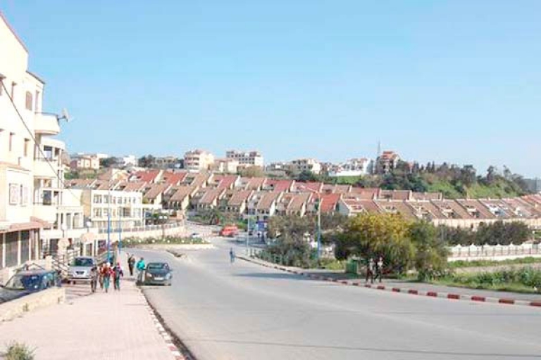 السكان يطالبون بصيانة الطريق الرئيس