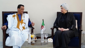 وزيرة الثقافة والفنون صورية مولوجي-رئيس الاتحاد العالمي للأدب الحساني الشاعر الموريتاني الدوه ولد بنيوك
