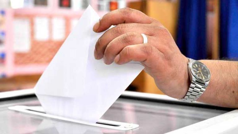 أحزاب تستشير مجالسها الوطنية حول الرئاسيات