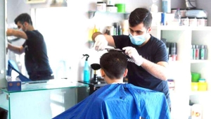 "آدم" يزاحم "حواء" على صالونات التجميل