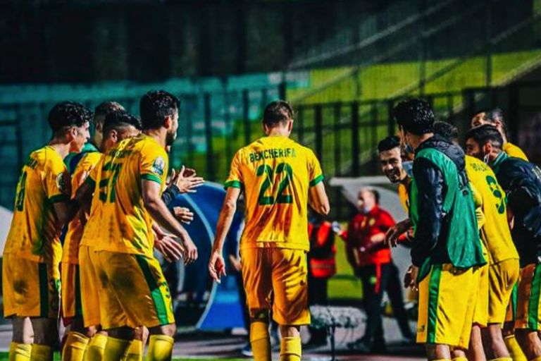 "الكاف" يغرم شبيبة القبائل والرجاء بسبب تجاوزات الجماهير