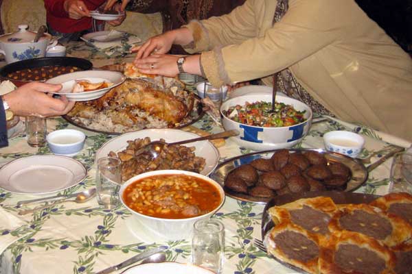 ربات أسر يتفنـن في الطبخ خلال رمضان