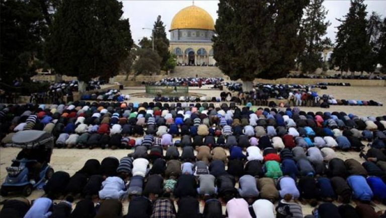 50 ألف فلسطيني أدوا صلاة الجمعة برحاب المسجد الأقصى