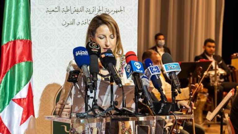 ضرورة التشبث بالهوية الثقافية المتأصلة والمتفتحة على الآخر