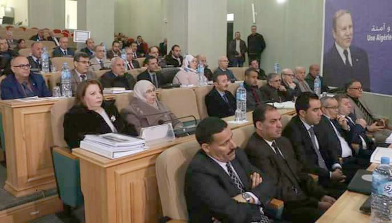 المنتخبون يفتحون النار على الرئيس