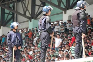 مناقشة التحضيرات وانسحاب الشرطة من الملاعب