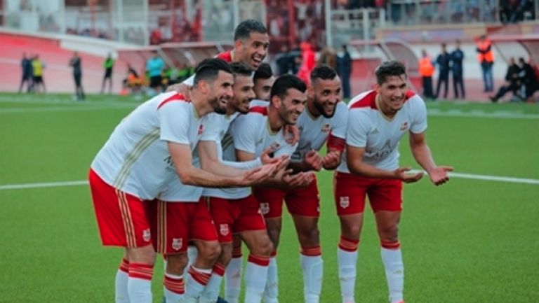 السوداني وليد الشعلة ولاعب من البنين في المفكرة
