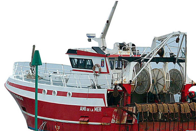 غرق سفينة لصيد السردين بميناء القل