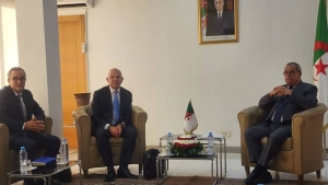 وزير الصناعة والإنتاج الصيدلاني، علي عون-مدير منطقة إفريقيا والشرق الأوسط لمجموعة "ستيلانتيس" سمير شرفان-الرئيس المدير العام لمجمع "ستيلانتيس الجزائر"، راوي الباجي