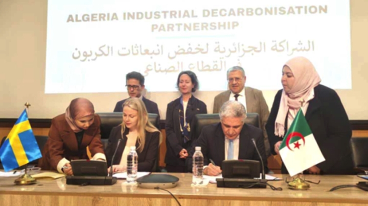 شراكة جزائرية - سويدية لإزالة الكربون الصناعي