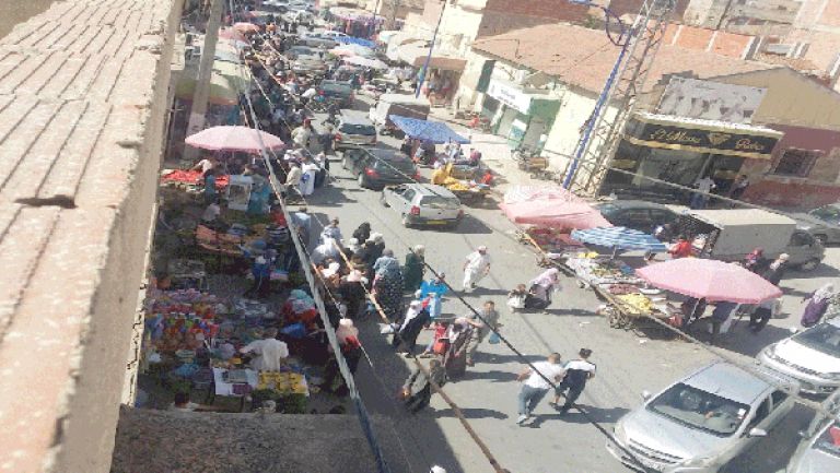 السكان يشكون الباعة الفوضويين