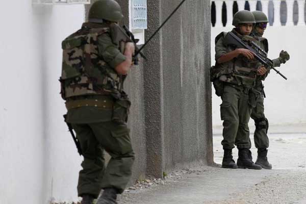 مقتل ثمانية جنود في إطلاق نار بثكنة في العاصمة تونس