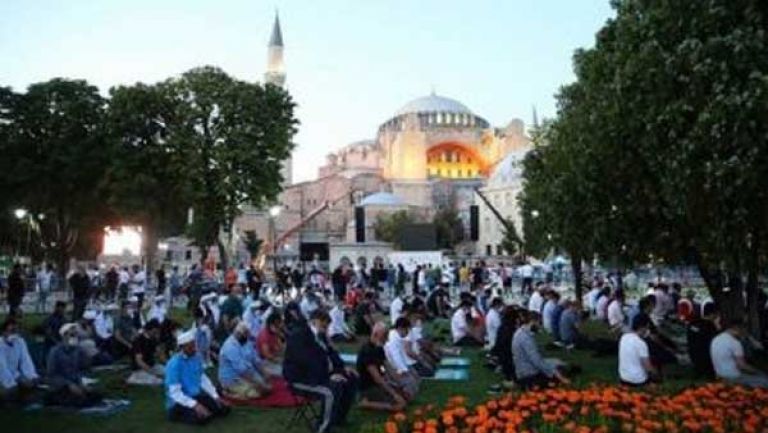 الأتراك يؤدون أول صلاة &quot;جامعة&quot; في مسجد أيا صوفيا