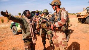 فرنسا ترفع الراية البيضاء في منطقة الساحل