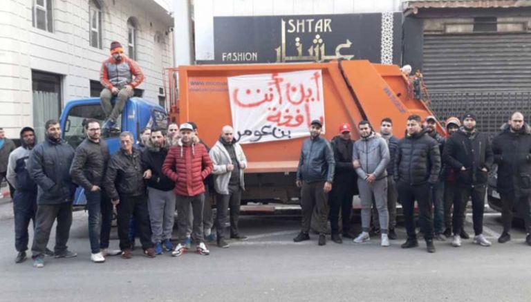 شاحنات جمع القمامات تغلق شارع العربي بن مهيدي بوهران