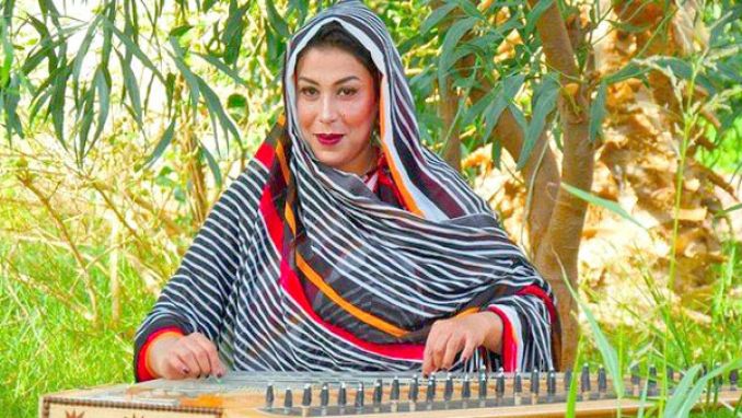 موهبة نادرة في العزف على القانون