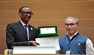 البروفيسور معزى يتوَّج بجائزة الاتحاد الإفريقي للامتياز العلمي
