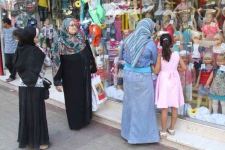 النساء يتكفلن باقتناء ملابس العيد للأطفال