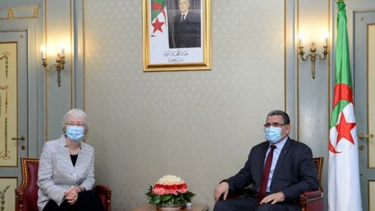 الوزير الأول يستقبل سفيرة ألمانيا بالجزائر