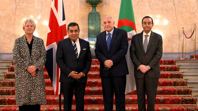 الجزائر والمملكة المتحدة تجدّدان التزامهما بحل سياسي عادل ودائم
