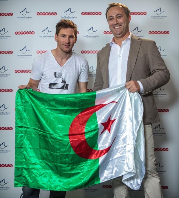 ميسي يرفع العلم الجزائري