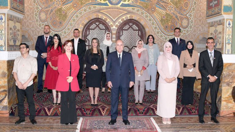 بالأسماء والعناوين الإعلامية.. هؤلاء الصحفيون توّجهم الرئيس تبون