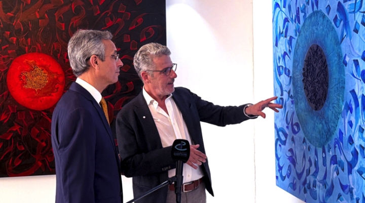 "آثار وحوار" في 140 لوحة