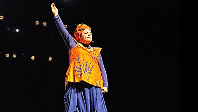 سامية أرسمان وفيل داروين يفجّران أوبرا الجزائر ضحكاً