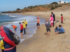 			  مجموعات شبانية لتنظيف الشواطئ