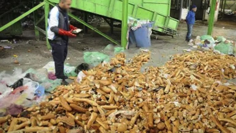 الجزائريون بذروا 535 طن من الخبز في 12 يوما