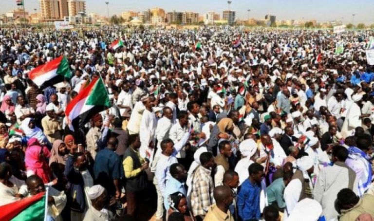 قيادة حراك السودان تسلم قائمة مطالب