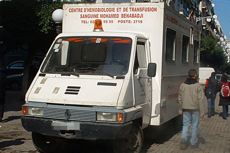 تسخير 50 شاحنة طبية لجمع الدم في رمضان