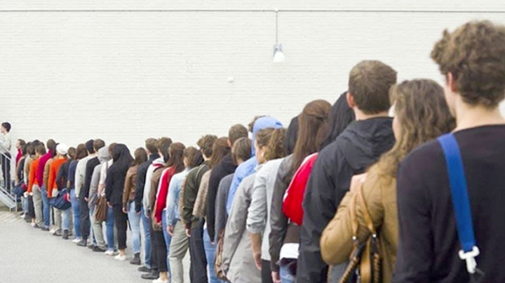 لحظات عابرة لتقاسم الهموم والانتظار