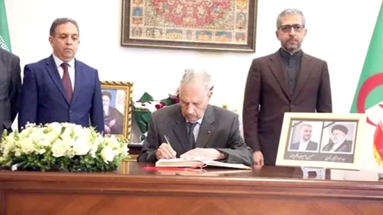 قوجيل يوقّع على سجل التعازي إثر وفاة الرئيس الإيراني