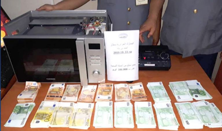 مصادرة أكثر من 100 ألف أورو مهربة بحوزة مسافر تركي