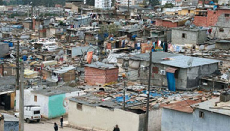 سكان البيوت القصديرية يطالبون بحقهم في الترحيل