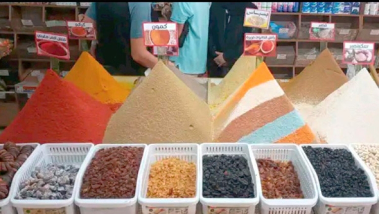 تخزين "التشيشة"... شراء "العطور" وعصر الليمون