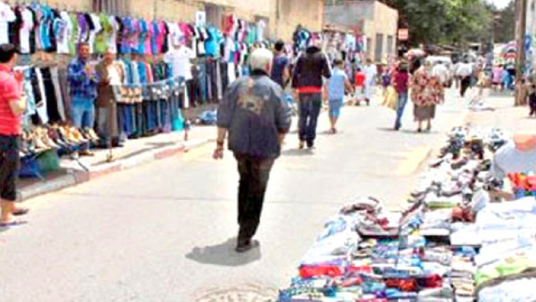 التجار يحتلون الأرصفة