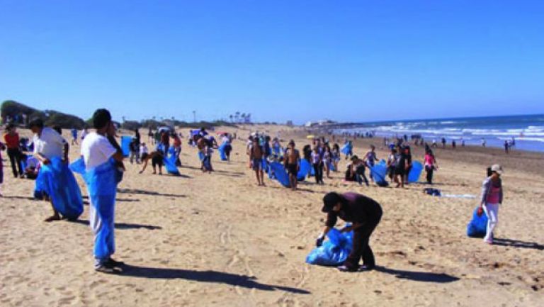 حملات تنظيف وتجهيز شواطئ البلديات الساحلية