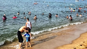 شاطئ &quot;القادوس&quot; مقصد العائلات الفارّة من الحر